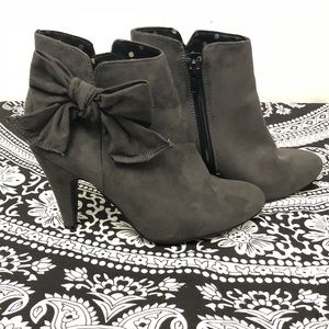 Jacqueline Riu Grey Suede Booties